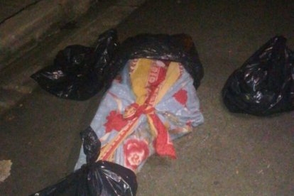 El cadáver fue envuelto en una sábana con diseños de flores.  Adicionalmente, fundas negras de plástico cubrían los extremos que no alcanzó a ocultar la tela.