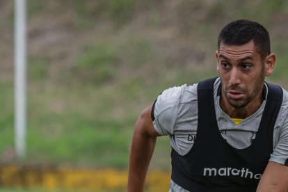 Carlos Rodríguez defensa de Barcelona está en el 11 ideal, aquí entrena junto a Bruno Piñatares.