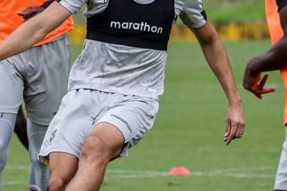 Lucas Sosa estará en el centro de la zaga de Barcelona.