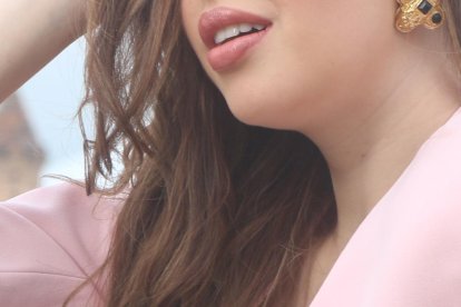 Tiene 20 años y estudia comunicación social.