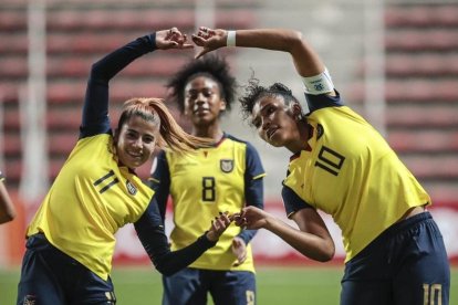 Emely Arias (2 goles), Paulina Rosillo y Nayeli Bolaños (3) festejando la goleada de Ecuador.