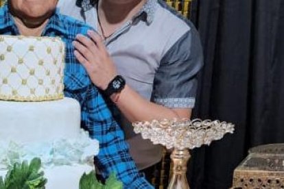 Vicente Correa celebró con su nieto el Cuy, su cumpleaños 100 en Arenillas, provincia de El Oro.