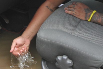 Dos vehículos fueron afectados por la fuga de agua. Las llantas de uno de los carros quedaron obstaculizadas por lodo y tierra.