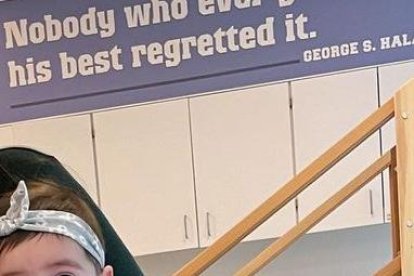 La joven, por fin, pudo sostener a su bebé en brazos.