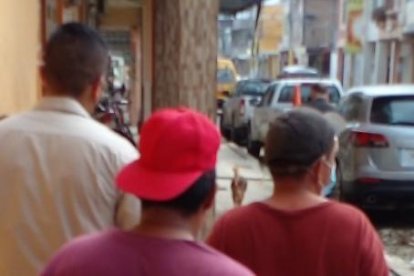 Agentes de la Policía escoltan a dos de los detenidos hasta la Fiscalía.