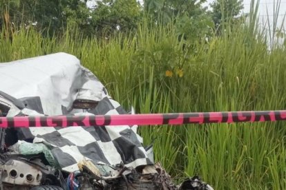 Entre los fierros del automotor quedó el cuerpo del conductor, quien falleció.