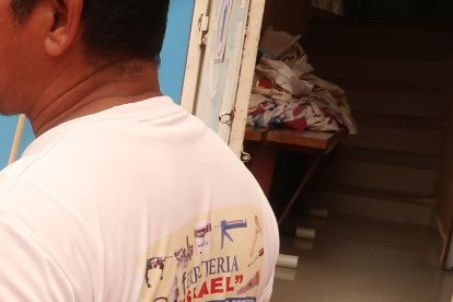 Don Fuentes y Mario Triana limpiaban con cloro el colchón de la habitación N.º 4,  al siguiente día del ‘pito’.