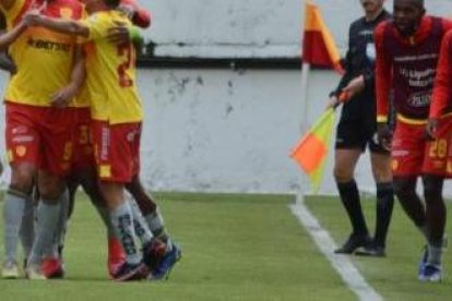 Los jugadores de Aucas festejan con Francisco Fydriszewski el primer gol anotado en el Gonzalo Pozo Ripalda.