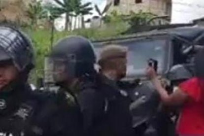 Policías y familiares de presos se observó en los exteriores del penal en Esmeraldas, donde hubo refriega entre agentes e internos.