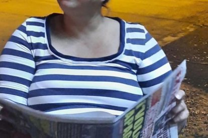 Por treinta años, María lee su Diario favorito.