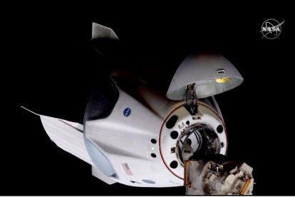 La cápsula Dragon Endeavour durante su misión en el espacio. Ya regresó a la Tierra