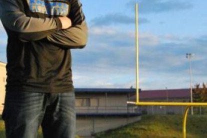 El entrenador que se hizo conocido a nivel mundial por defender su derecho a orar con los chicos al final de cada partido.