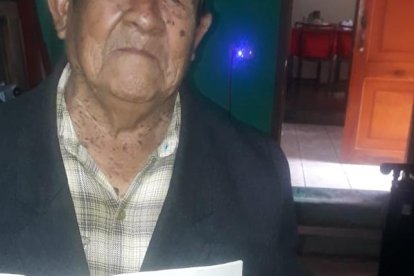 Apenas don  Ángel se enteró que ganó  compartió la buena noticia con su familia. Su hija  Karina lo ayudó a ‘WhatsAppear’.