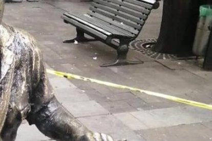 ¡Le 'devolvieron' los dedos a la estatua del Vendedor de Lotería!