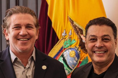 Alejandro Domínguez recibe la camiseta de Barcelona de las manos de Carlos Alfaro Moreno.