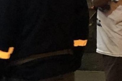 La esposa del difunto (blusa turquesa) llegó a la morgue y entró en shock cuando identificó a su esposo.