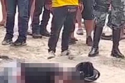 La escena de los cuerpos tirados en el piso causó conmoción en transeúntes de esa zona popular de Chone.