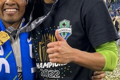 Xavier Arreaga en la cancha festejando con el compatriota Mauricio Murillo.