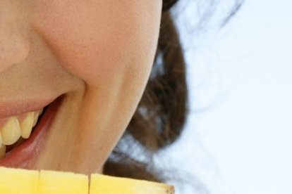 La piña tiene beneficios para la salud de la mujer