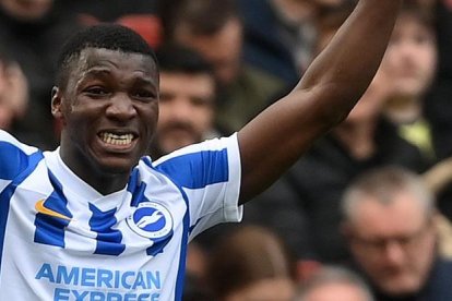 A los 15 minutos del partido, el ecuatoriano marcó un gol que hizo estallar a la hinchada del equipo inglés.