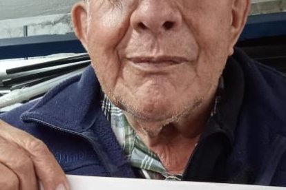 La sopa de letras es el juego favorito de don Carlos, aunque dice que a veces lo hacemos ‘parir’ con las palabras en inglés.