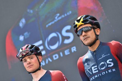 El ciclista ecuatoriano Richard Carapaz (d) completó sin problemas la quinta etapa del Giro de Italia.