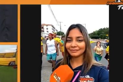 La reportera de La Radio Redonda, Xiomara de la Torre (d), denunció haber sufrido un acto de acoso sexual afuera del estadio Monumental.