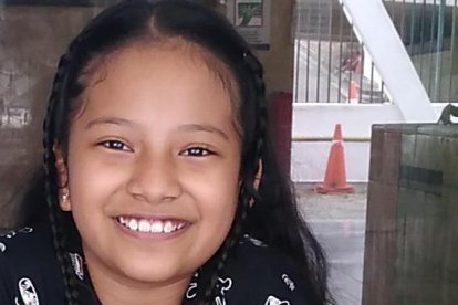 Milena Cruz, de 10 años, quiso salir con Monchis, que vio la cámara y posó.