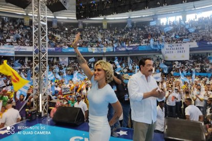 La alcaldesa Viteri junto al excalde Jaime Nebot, donde ambos pidieron seguir confiando en una administración socialcristiana para Guayaquil.