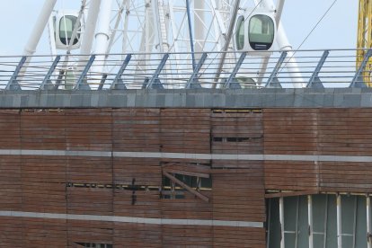 Los daños en la fachada de la estructura donde se asienta la noria son eviedentes desde la ría.