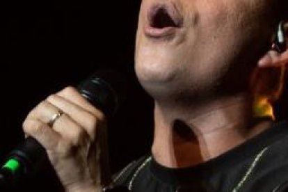 Estuvo en orquestas como Bemtú (Cali, Colombia), La Bronco (Caracas, Venezuela), Grupo Calle y Orquesta Internacional Los Niches (Cali, Colombia).