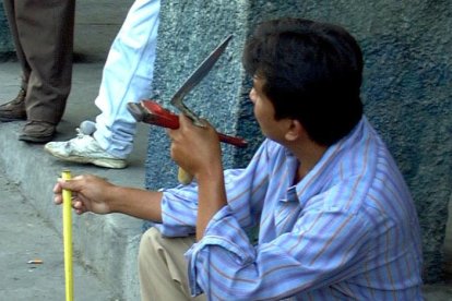 Quienes no tienen 'camello' buscan la forma de ganarse el sustento con 'cachuelos', que no son constantes.