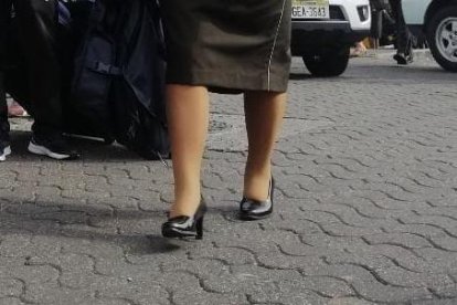 Una de los policías que trabajarán en la Zona 8 arriba al Cuartel Modelo de Guayaquil.