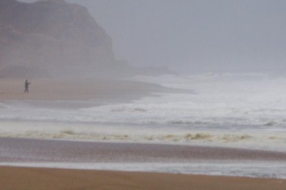Vista general de una playa hoy, en el balneario de Salina Cruz, estado de Oaxaca (México). Al menos 75 municipios del sureño estado mexicano de Oaxaca se encuentran este lunes con alerta de peligro máximo ante la cercanía del huracán Ágatha, que se encamina a las costas de dicha entidad y podría afectar a Chiapas, también en el sur, informaron autoridades de protección civil. EFE/Luis Villalobos