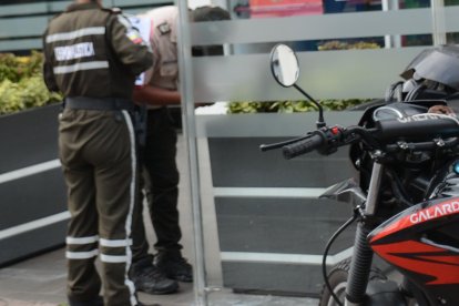 Los tipos ingresaron a este lugar para robar, pero fueron impedidos por la presencia policial.