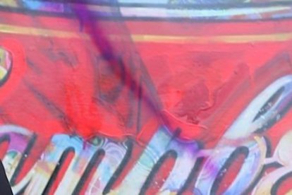 Look casual. El  blazer lleva detalles y accesorios de la legendaria lengua de los Rolling Stones.  La falda a la rodilla lo  convierte en casual.