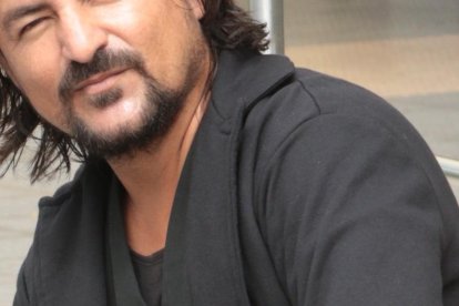 Es casado y tiene dos hijos. El último de ellos canta.