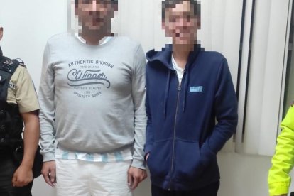 Un afectado señaló hacia dónde se fueron los sospechosos luego de botarlos en la quebrada.