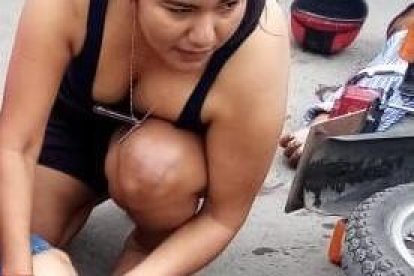 Dos mujeres lamentan el asesinato del motociclista.