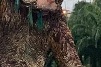 La acción fue bautizada como #NiUnCaboSueltoMás.   Busca crear conciencia sobre el daño que generan los cabos mal desechados.