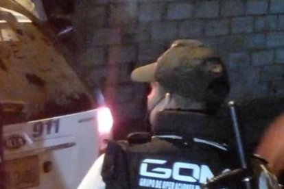 Agentes investigadores buscan indicios con la finalidad de verificar a los autores del atentado en el que dos personas fallecieron.