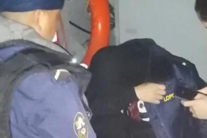 Momento en que la joven fue rescatada por la patrulla fluvial.