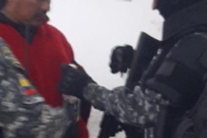 El dirigente indígena antes de ser trasladado a Latacunga.