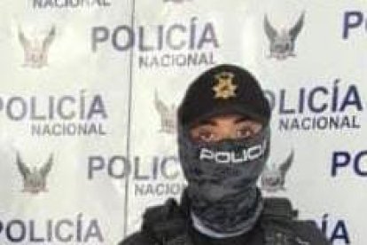 Para robar y distraer a la policía, el sujeto utilizaba una motocicleta, una peluca y uniforme de una institución pública.