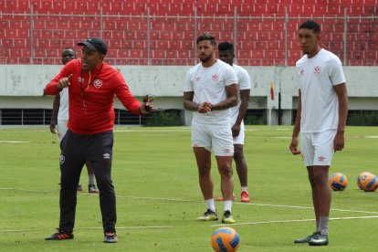 El experimentado técnico venezolano César Farías logró recuperar la imagen de Aucas, que busca ser protagonista en el segundo semestre.