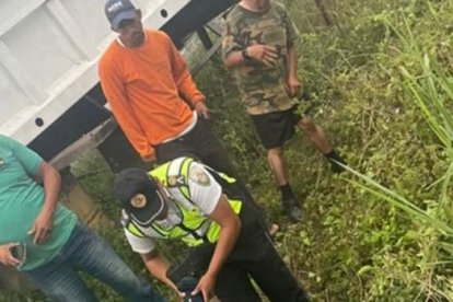 El joven, de 21 años, conducía una moto cuando fue impactado por un carro.