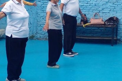 La bailoterapia que realiza con los adultos mayores le llena de gran satisfacción, pues ellos se han vuelto su familia.