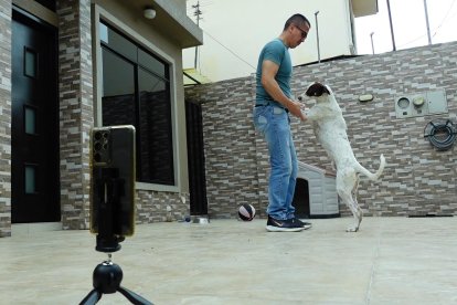 El coronel Mario Corrales Herrera se ha convertido en una estrella del TikTok. Su usario es @majacohe