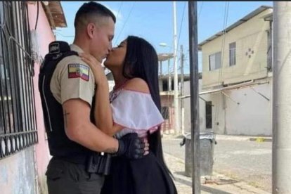 Melissa y el beso con su novio policía, que generó diversos comentarios en redes sociales.
