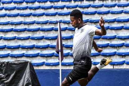 Gabriel Cortez ya con la camiseta del 9 de Octubre.